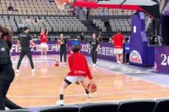 就是這個(gè)被大家嫌棄的雙手投籃，在亞洲杯擊敗了我們。。