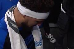 真愛賽后球迷曾拿勇士11號(hào)找克萊簽名，克萊果斷拿過來簽了