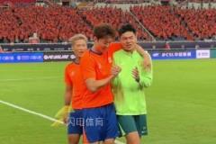 沒給面子啊！京魯大戰(zhàn)前，楊立瑜向高準(zhǔn)翼鞠躬“求輕虐