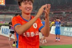 害羞靦腆大男孩一枚無疑！沉浸式體驗王昊斌謝場，臉上都樂開花了