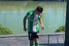 可惜沒來個(gè)轉(zhuǎn)圈！安東尼在歡迎會(huì)上大秀球技