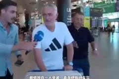 曾經(jīng)意氣風(fēng)發(fā)的穆里尼奧心情稍顯低落，獨自一人等待航班回葡萄牙