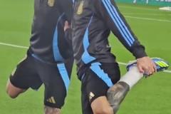 情難自已！賽前梅西與德保羅一起熱身時笑著笑著就哭了…