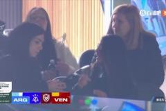 賢內(nèi)助?！安東內(nèi)拉現(xiàn)場(chǎng)觀戰(zhàn)梅西世預(yù)賽