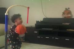 國(guó)外網(wǎng)友曬兒子看了一賽季SGA打球：投完籃立馬倒地造犯規(guī)