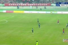 藝高人膽大！淮安隊球員選擇半場吊門，還好泰州隊門將注意力集中