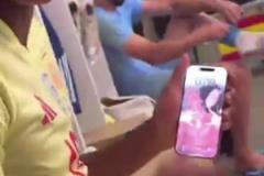 熱戀期亞馬爾在更衣室向隊友展示自己的手機壁紙