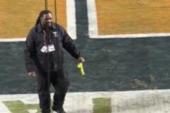 這也有？NFL賽場再現(xiàn)假陽具投擲事件 此前WNBA已多次發(fā)生類似情況