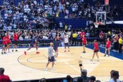 球迷拍攝詹姆斯熱身，連續(xù)三個中投尷尬不中&一旁華子看得直撓頭