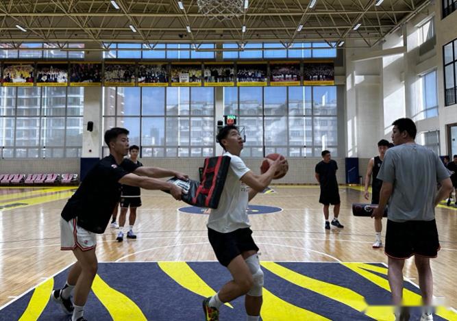 探營廣東備戰(zhàn)全運會！趙睿崔永熙歸隊，胡明軒肌肉明顯，二飛執(zhí)教