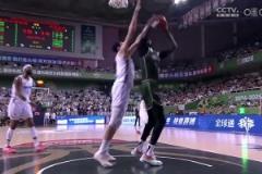 高塔對(duì)決！2米16周琦正面無情大帽2米28法爾