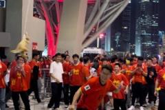 場上贏不了澳大利亞，場下球迷打袋鼠