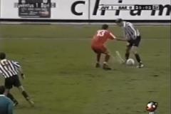 小西蒙尼賽后擁抱母親，給了一個(gè)大大的親吻