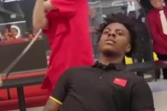 放松，塞爾吉尼奧賽前訓(xùn)練與隊(duì)友猜拳有說有笑