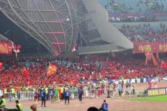 國(guó)足球員謝場(chǎng)，球迷們繼續(xù)高喊國(guó)足加油，繼續(xù)戰(zhàn)斗