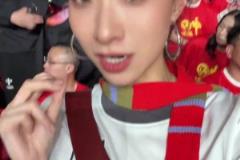 震撼！退錢(qián)姐曬視頻：7萬(wàn)人一起唱國(guó)歌是什么效果？