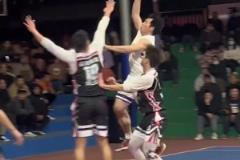 手真大控球穩(wěn)！崔永熙老爸現(xiàn)今打野球賽有多牛？