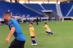 太可愛了！亞馬爾帶著隊(duì)寵小老弟亮相球場！