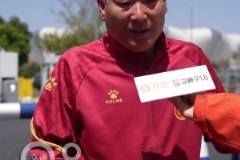 小伙專門曠課來看國(guó)足?。∧阈∽邮钦嬗谢顑喊? title=