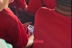 踢的太難看？國(guó)足看臺(tái)上的大爺直接看起了CBA