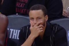 還是需要你?。∮率吭缭绱蟊确致浜?，庫(kù)里在場(chǎng)邊面無表情