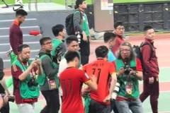 親和力！王鈺棟謝場(chǎng)給球迷簽名！