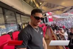 他假扮貝林厄姆去看比賽，結(jié)果被體育節(jié)目當(dāng)成真的給報(bào)道了出來