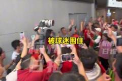 新加坡門將桑尼現(xiàn)身杭州奧體，被數(shù)百名球迷“包圍”