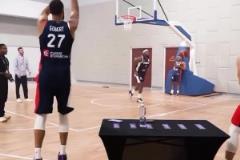 這你敢信？戈貝爾跟國(guó)家隊(duì)隊(duì)友比拼三分 居然3-0完勝啊~