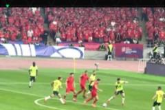 現(xiàn)場看塞鳥威脅十足的射門被撲，球迷驚呼送上掌聲