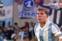 這啥表情恩佐“小雞咯咯”表情回?fù)魥W爾蒂斯，太抽象了！