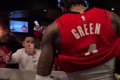 格林賽后在球員通道受追捧，后生可畏，這孩子是個可塑之才