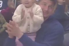 女兒好可愛啊！當約基奇現(xiàn)場觀看冰球比賽，全場爆發(fā)了掌聲！