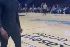 巴特勒熱身時(shí)走過熱火半場，無人與其互動(dòng)