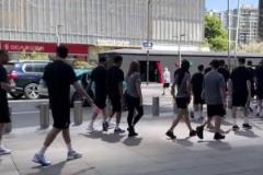 這么輕松？澳大利亞全隊上午還在杭州散步，晚上2-0輕取國足