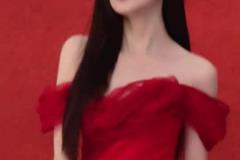 氣質(zhì)女王范！馬凡舒更新社媒，一身紅裙真漂亮