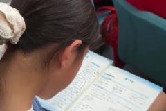 現(xiàn)在學(xué)生壓力都這么大的嗎？現(xiàn)場看國足也在趕作業(yè)