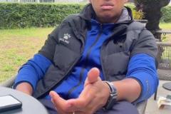 氣氛拉滿！蓮花體育場外大批球迷高舉國旗為國足加油