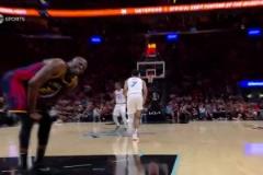 風(fēng)水輪流轉(zhuǎn)！追夢(mèng)低位防守韋爾被頂?shù)较麦w，疼的直捂襠！