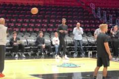 巴特勒和阿德巴約球場兩側(cè)熱身！熱記唏噓：他們現(xiàn)在是對(duì)手了