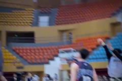 也是挺累~杜鋒從球隊(duì)下班，小朋友追著要簽名堵住車門