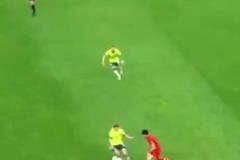 初生牛犢！現(xiàn)場(chǎng)視角看王鈺棟面對(duì)澳大利亞上演穿襠過(guò)人