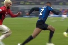 鐵血染紅！特奧95分鐘滑鏟封喉，用一張紅牌捍衛(wèi)圣西羅尊嚴(yán)