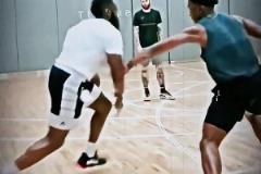 野球場(chǎng)上的人形畫刷，三球這波no-look pass把防守者當(dāng)旗子擺布