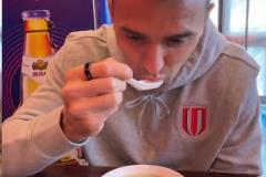 周定洋社媒發(fā)布：豆汁兒，我是真的嘗試了