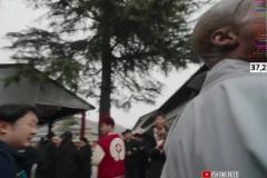 “Kongfu monkey！”中國(guó)路人對(duì)甲亢哥作出搞怪動(dòng)作