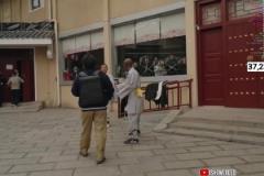 甲亢哥體驗(yàn)“閃電五連鞭”，結(jié)果一鞭抽了自己腦袋