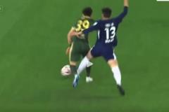 可惜啊！鄭凱木身后絆倒+踩中王鈺棟腳踝，王鈺棟被擔(dān)架抬下