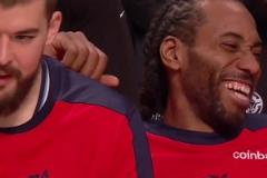 機(jī)器人笑了！小卡三節(jié)31分提前打卡 在板凳摟著祖巴茨笑了