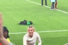 凱莉賽后把球衣送給球迷，我直接史詩級過肺